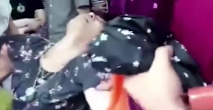 Video: Ayol qimmatbaho taqinchoqni sindirib qo‘yganini bilgandan keyin hushidan ketib qoldi