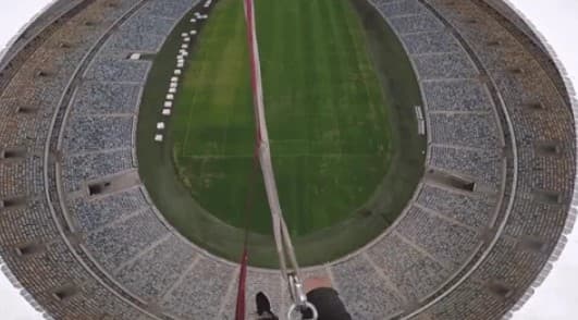 Ekstremal JARdagi stadionda 88 metr balandlikdan arqonda pastga sakradi