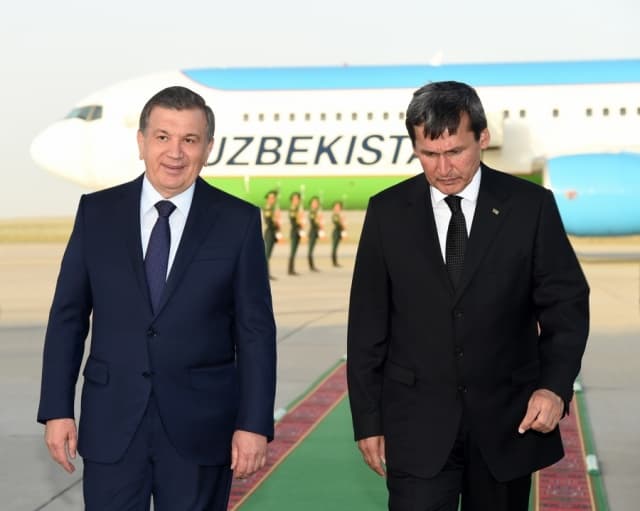 Shavkat Mirziyoyev Turkmanistonga amaliy tashrif bilan keldi