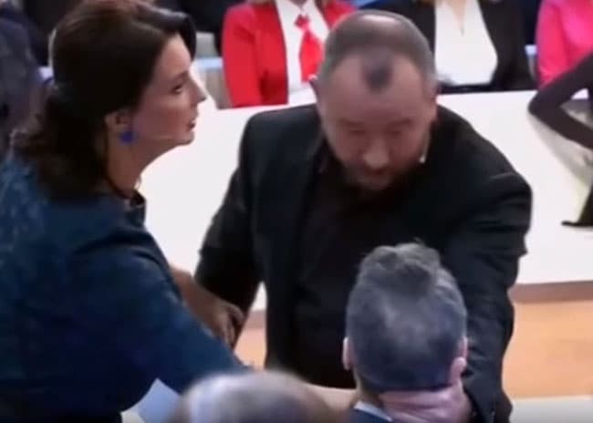 Rossiyaning Birinchi kanali boshlovchisi ko‘rsatuv mehmoniga «hujum qildi»