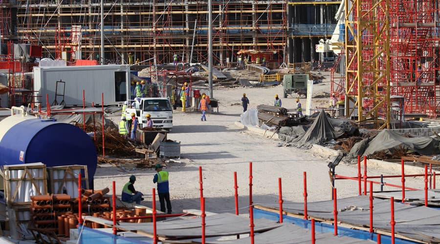 Qatarda ish beruvchilarga mehnat migrantlari harakatlanishini cheklash taqiqlandi