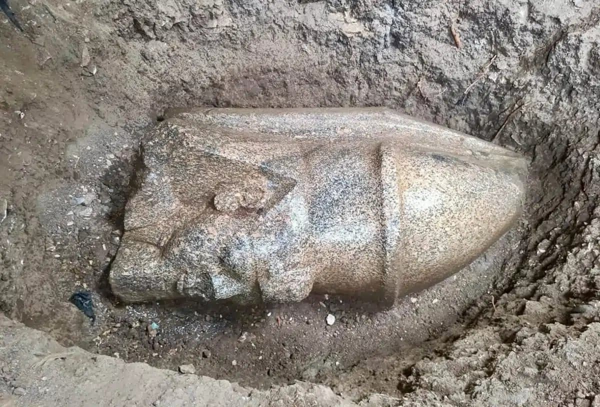 Arxeologlar Misrda boshining oʻzi 1,6 metr keladigan firʼavn haykalini aniqladi