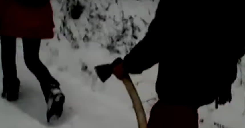 Boshqirdistonda bolalar maktabga bolta bilan qurollangan holda bormoqda