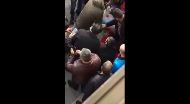 Istanbulda terrorchiga o‘xshash odam olomon tomondan do‘pposlandi
