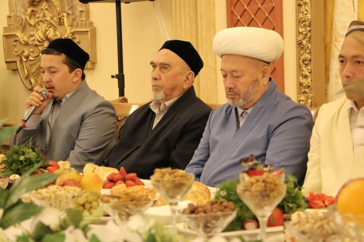 “Islom ota” jome' masjidi ochilishi munosabati bilan berilgan ehson oshidan fotosuratlar