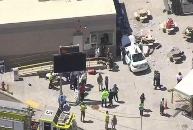 Bostonda avtomobil odamlar to‘dasi ustiga bostirib bordi