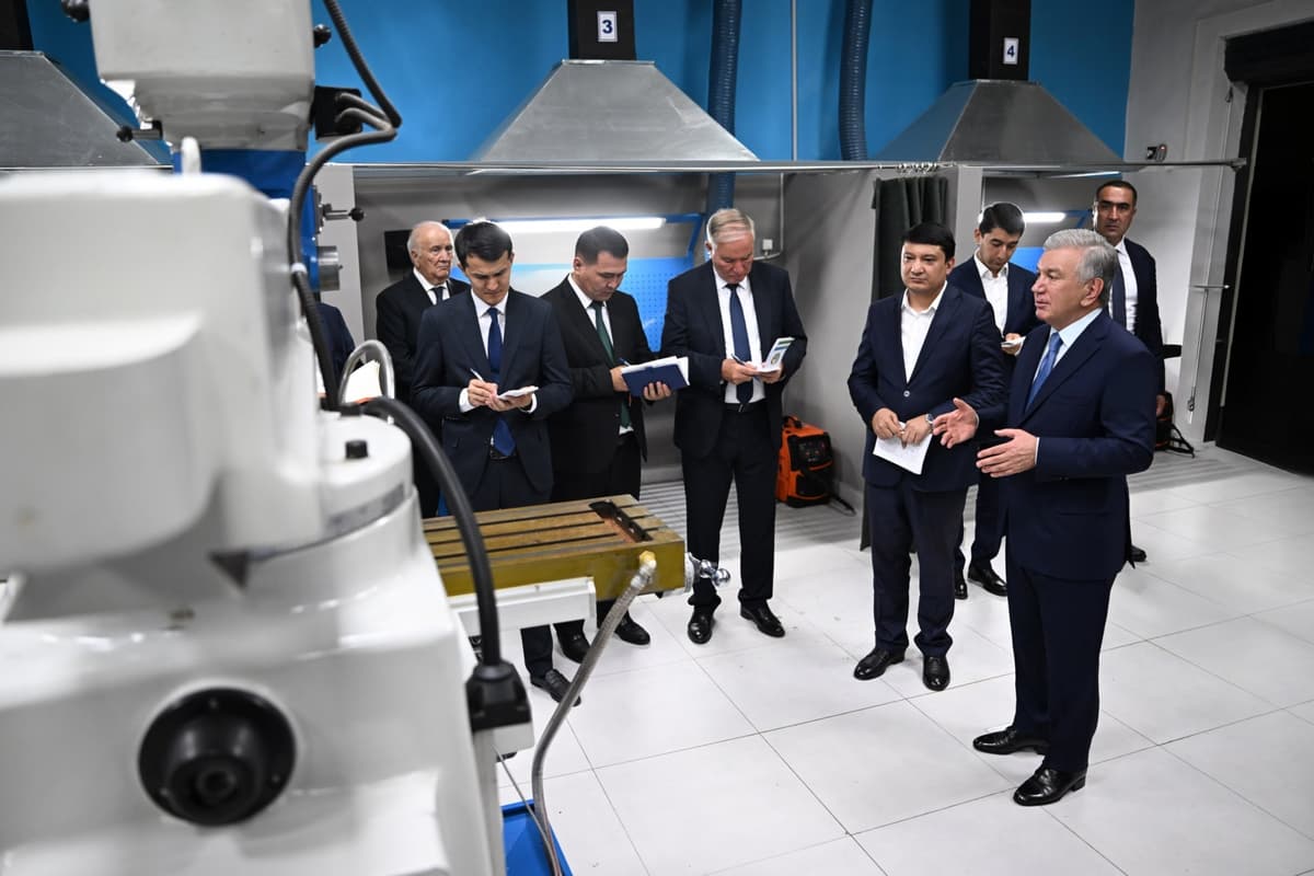 Президент ознакомился с работой техникума в Нукусе, где внедрили британскую программу Pearson BTEC