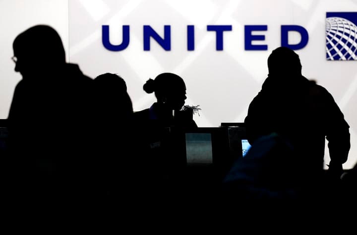 United Airlines раҳбари йўловчилар билан боғлиқ можаролар сабабли жазоланади