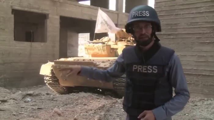 "Al-Jazira" jurnalistining jonli efirida tank portladi