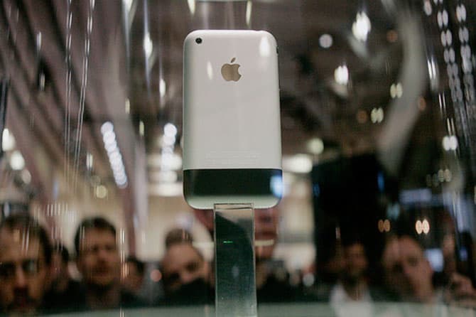 Ilk iPhone taqdimotiga 10 yil bo‘ldi: ekspertlar uning  muvaffaqiyatsizlikka uchrashiga ishonch bildirishgandi, biroq...