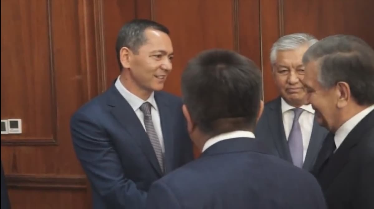 «Siz haqingizda ko‘p eshitganman». Shavkat Mirziyoyev qirg‘izistonlik deputatlar bilan uchrashuvda