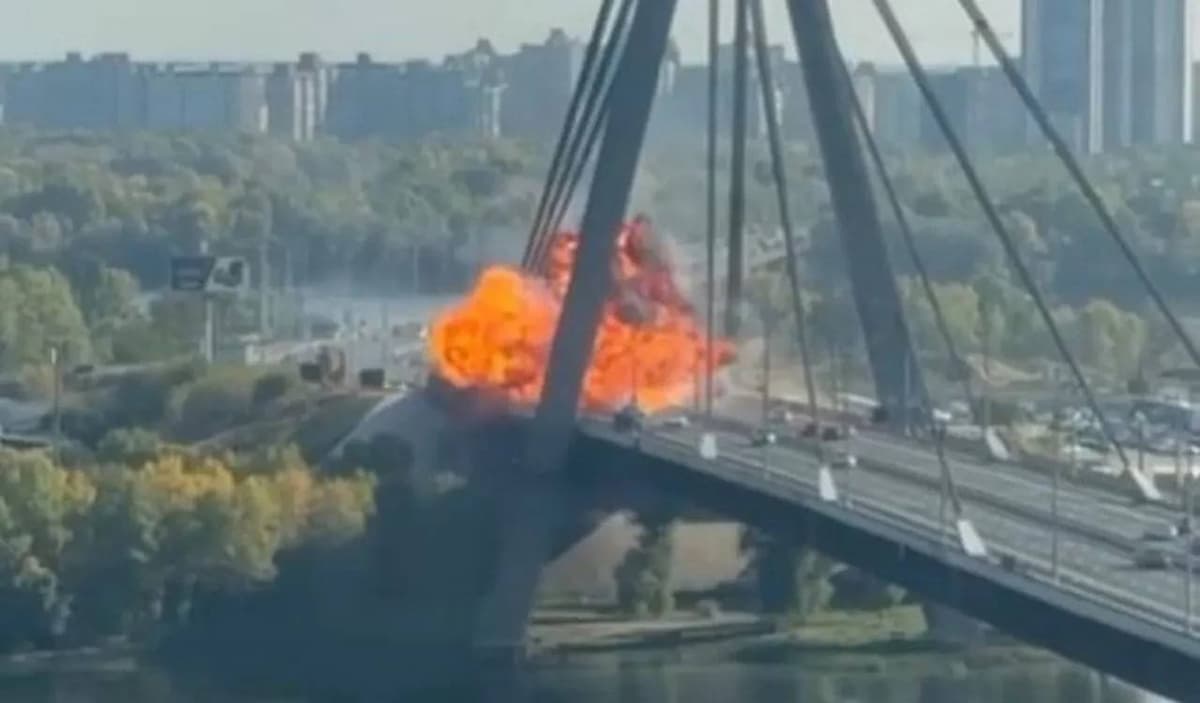Rossiya Kiyevdagi koʻpriklarga muntazam zarba bermoqda