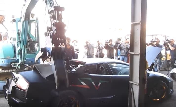 Tayvanda qoidabuzar haydovchiga tegishli Lamborghini kran yordamida yo‘q qilib tashlandi