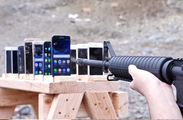 Amerikalik blogerlar Samsung Galaxy va iPhone smartfonlariga qarata o‘q otishdi