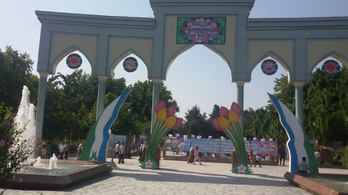 Gullar shahri Namanganda 56- an'anaviy "Gul bayrami" yuqori kayfiyatda o‘tkazilmoqda