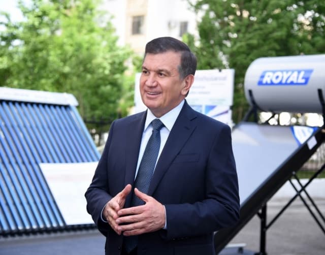 Mirziyoyev poytaxtning Oybek ko‘chasidagi uylarda ishga tushirilgan zamonaviy qozonxonalarni borib ko‘rdi