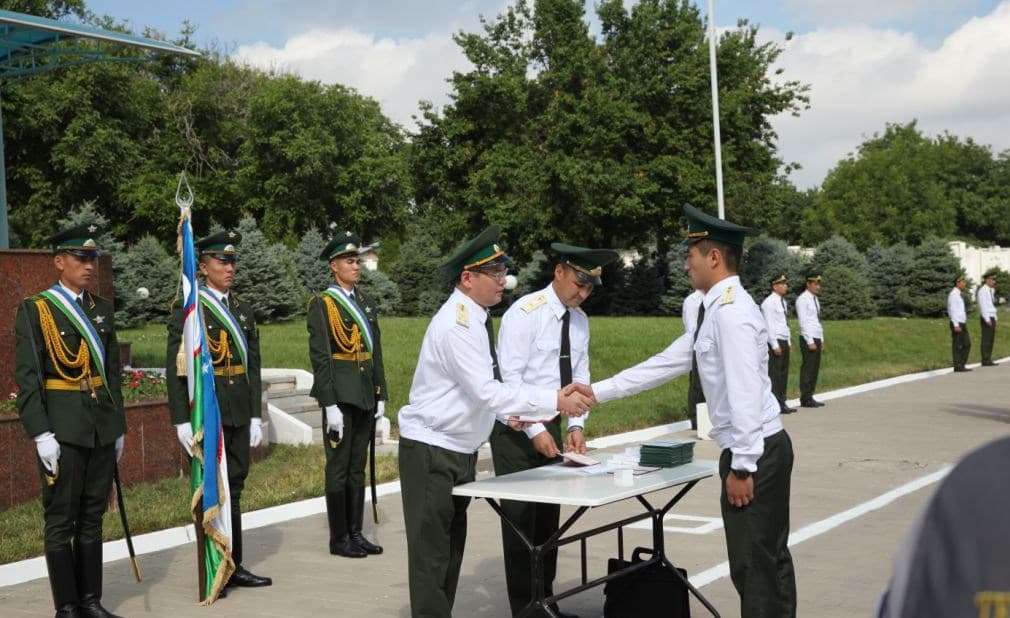 Oliy harbiy bojxona instituti bitiruvchilarga diplomlar topshirildi 
