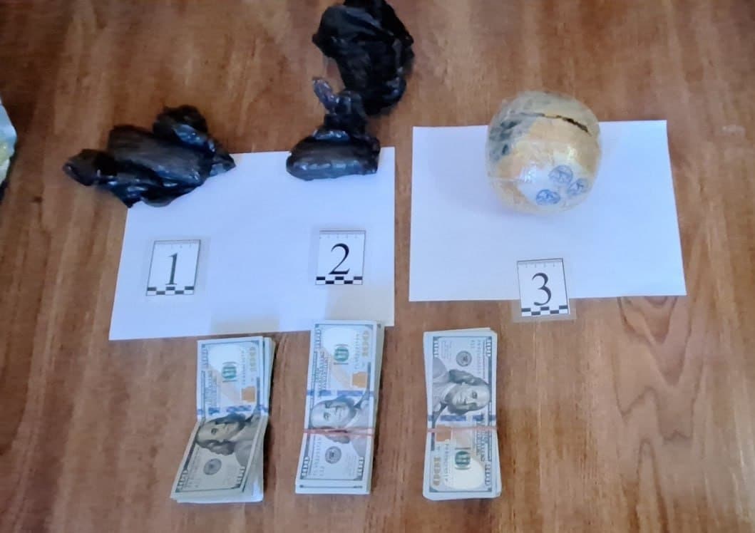 Тошкентдаги меҳмонхонада 1,2 килодан ортиқ “гашиш”ни сотмоқчи бўлган шахс қўлга олинди