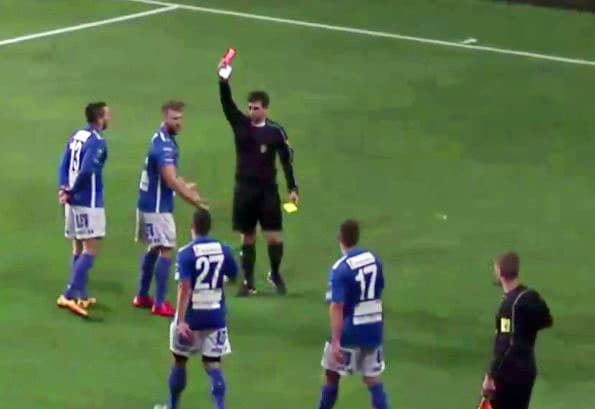 Futbolchi xet-trikni qizg‘in nishonlagani uchun maydondan chetlatildi