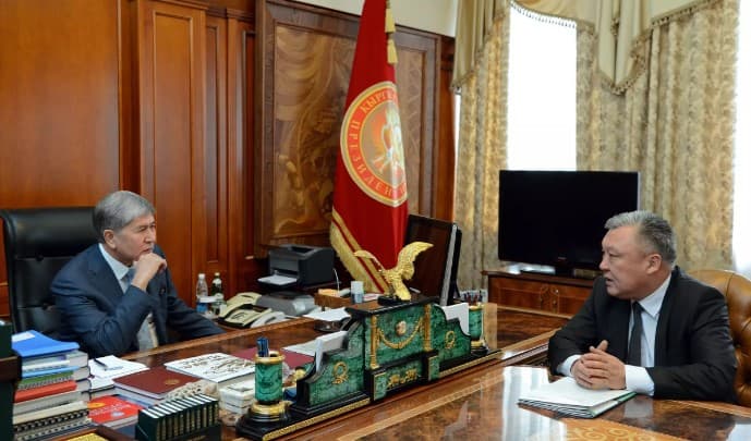 Atambayev xorijda ishlovchi qirg‘izistonliklar davlat ko‘magini his qilishlari kerakligini aytdi