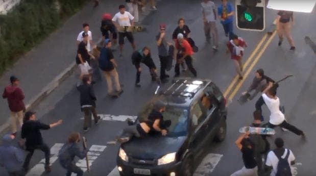 San-Pauluda avtomobil skeytbordchilarga qarab haydab borildi (video)