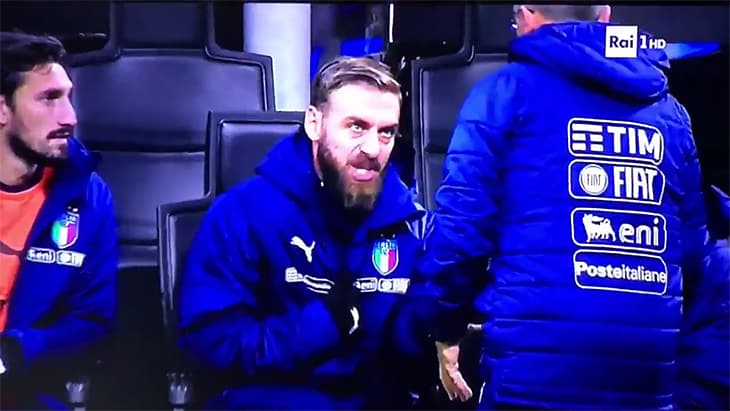 Video: De Rossi o‘zi emas, hujumchi maydonga tashlanishini talab qildi