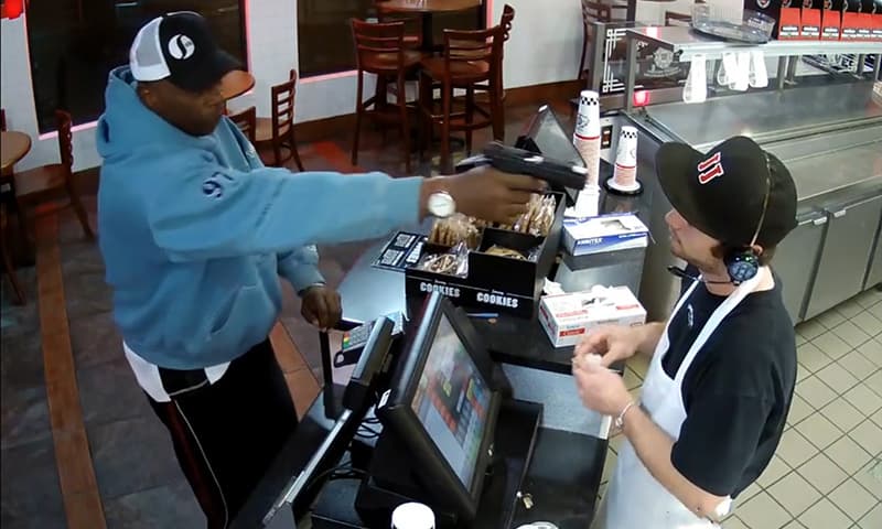 Amerikalik o‘ta sovuqqon kassir internet foydalanuvchilarning hayratiga sazovor bo‘ldi (video) 