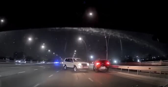 Yunusoboddagi koʻprikda Toyota va Tracker 2 toʻqnashdi