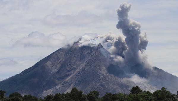 Indoneziyadagi Ternate orolidagi aeroport vulqondan otilayotgan kul tufayli yopildi