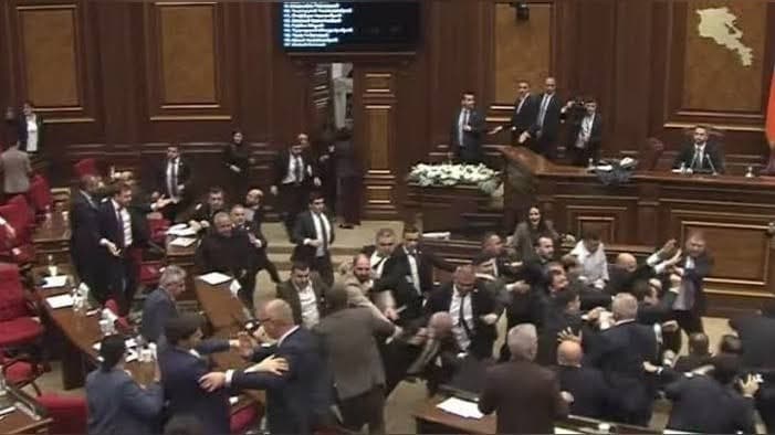 Арманистонда парламент депутатлари яна ўзаро муштлашди (видео)