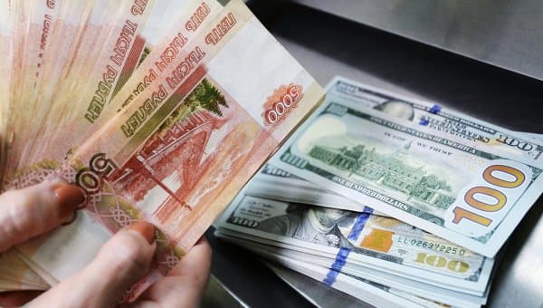 Доллар 2015 йил июлидан бери рублга нисбатан минимал қийматгача арзонлашди