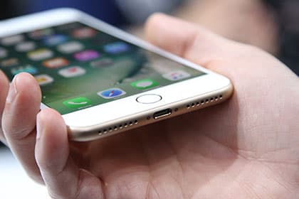 iPhone 7'ga oddiy quloqchinlarni ulash usulini topishdi