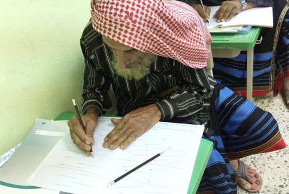 Beshikdan qabrgacha ilm izla: saudiyalik 100 yoshida savodini chiqarmoqda