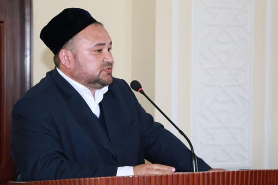 Imom-xatib: Telefondan noto‘g‘ri foydalanish oilalar ajralishiga sabab bo‘lmoqda