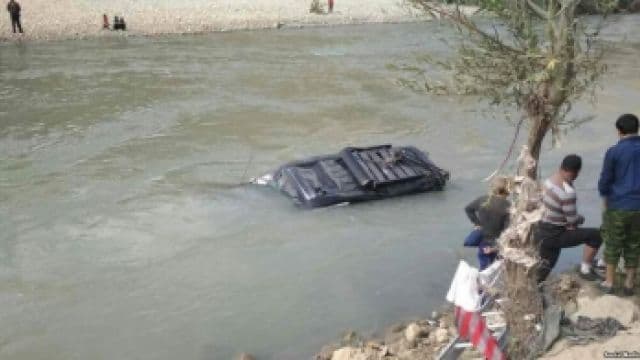 Tojikistonda mikroavtobusning daryoga ag‘anashi oqibatida 10 kishi halok bo‘ldi