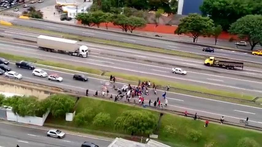 Braziliyada haydovchi namoyishchilarni bosib ketdi (video)  