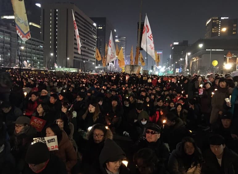 Seulda prezident impichmentini talab qilib 300 ming kishi namoyishga chiqdi