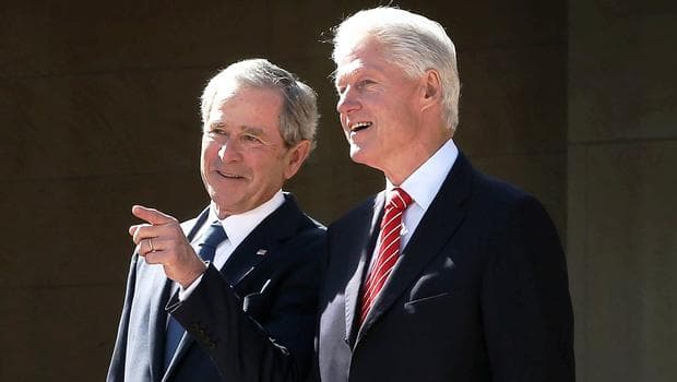 Foto: Klinton ota va o‘g‘il Bushlarning haykallari orasiga yashirinib oldi