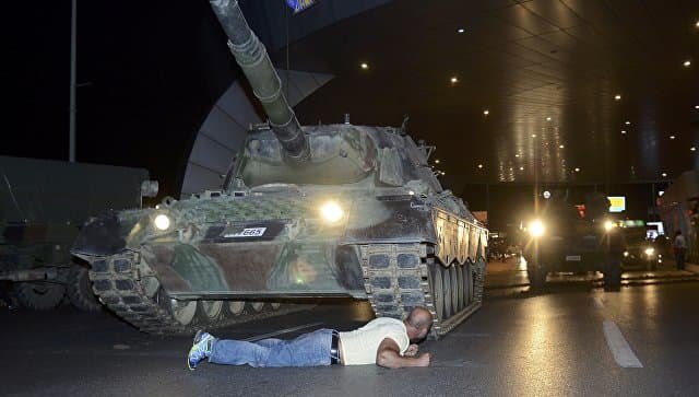 Turkiyada isyonchi harbiylar aholini o‘qqa tuta boshladi