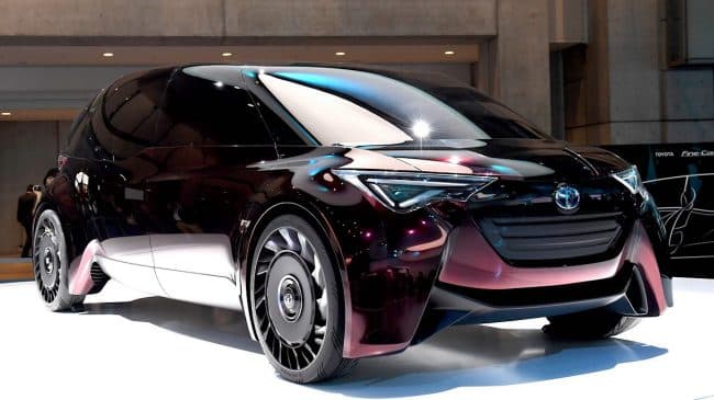 Toyota vodorod yoqilg‘isida ishlovchi, shinalariga havo urilmaydigan avtomobilni taqdim etdi