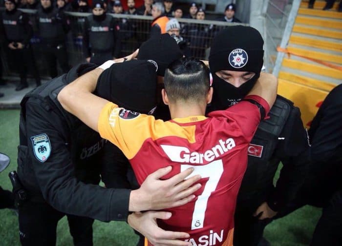 Video: «Galatasaroy» futbolchisi golini halok bo‘lgan politsiyachilarga bag‘ishladi