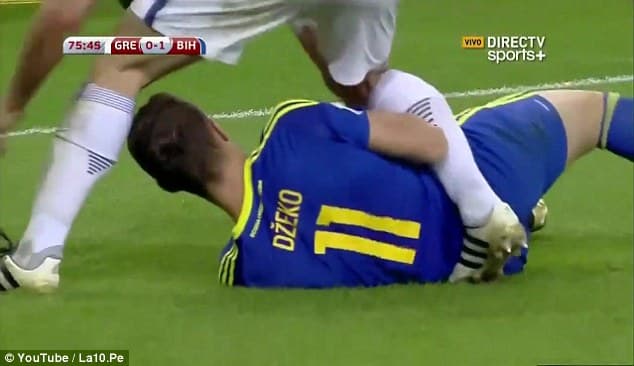Jyeko raqibining shortigini yechgani uchun maydondan chiqarib yuborildi