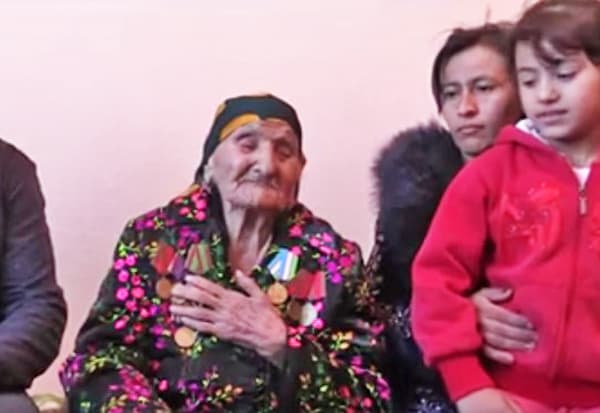 Shavkat Mirziyoyev urush faxriysiga yangi xonadon sovg‘a qildi (Video)