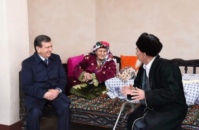 Prezident Surxondaryodagi xonadonlardan birida mehmon bo‘ldi