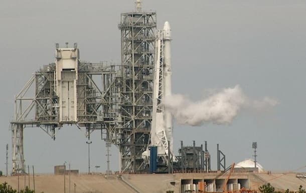 Falcon 9 raketasi parvozi startga 13 soniya qolganda bekor qilindi
