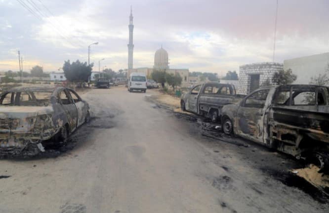 Misr masjididagi qurolli kimsalar IShID bayrog‘ini olib yurishgani aytilmoqda