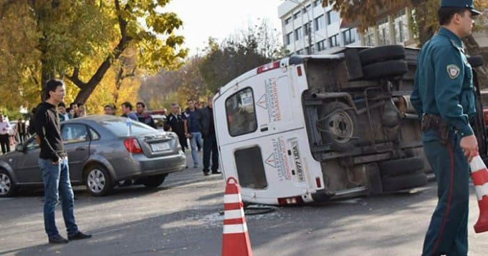 Toshkentda yo‘lovchi marshrutka ag‘darildi