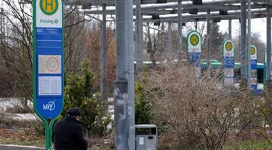 Avtobus bekatida dam olib o‘tirgan pensioner jarimaga tortildi