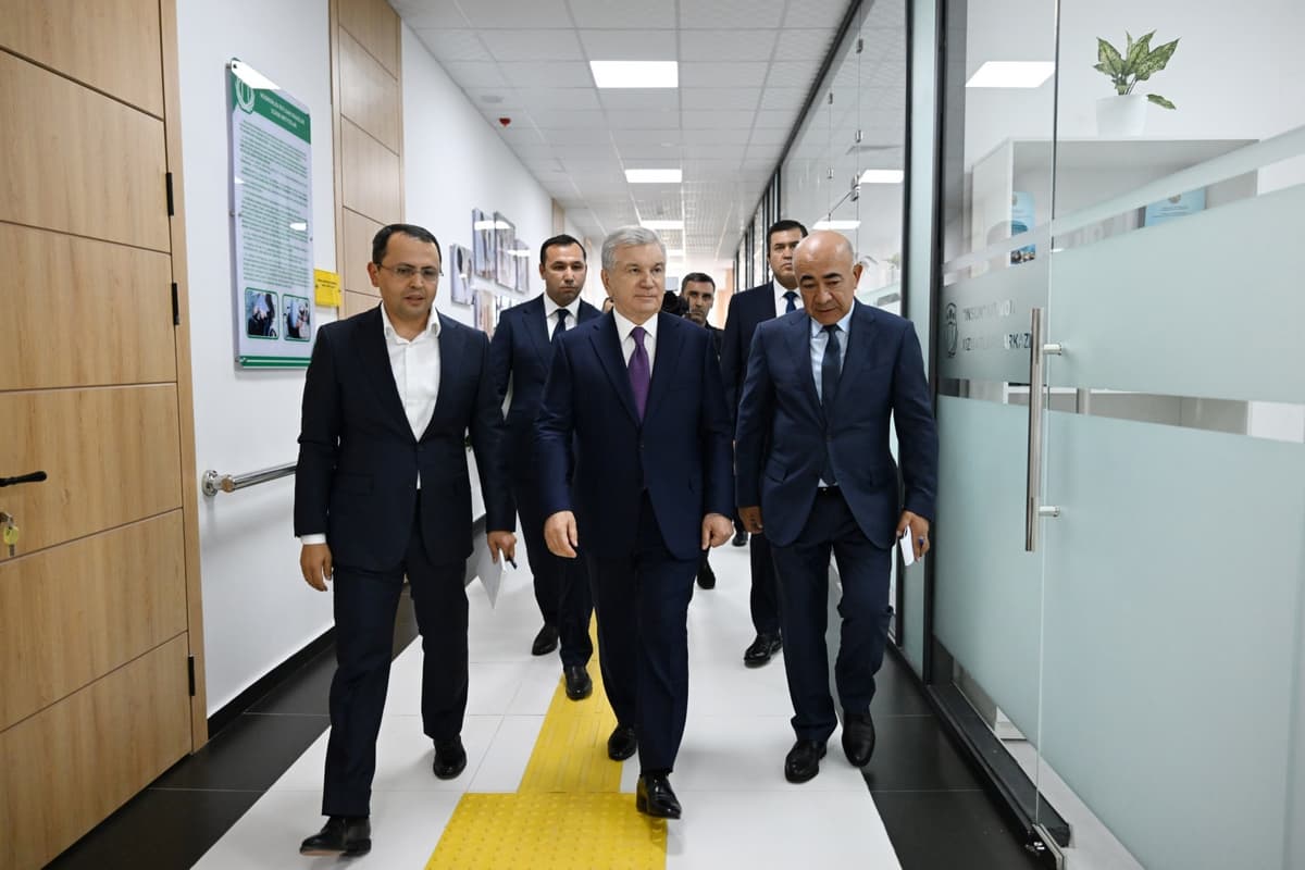 Shavkat Mirziyoyev Nurafshon shahrida yangi barpo etilgan Ijtimoiy himoya majmuasiga bordi