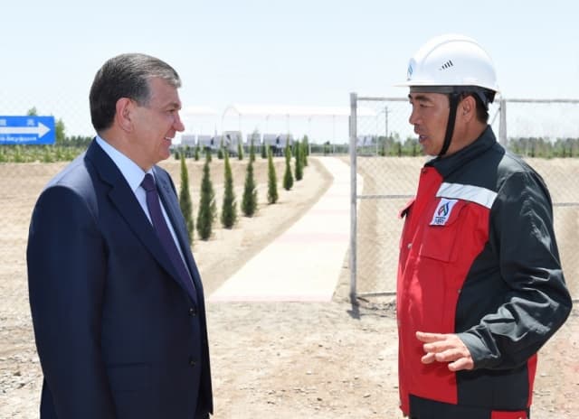 Shavkat Mirziyoyev Mingbuloqda.  Neft konida yangi qidiruv qudug‘i ishga tushirildi